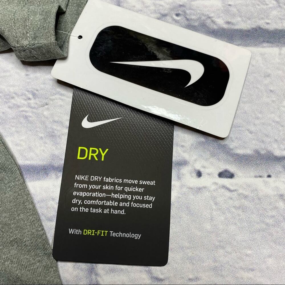 NEW Nike Dri-Fit, Athletic Cut Tee in Grey - Picture 3 of 7